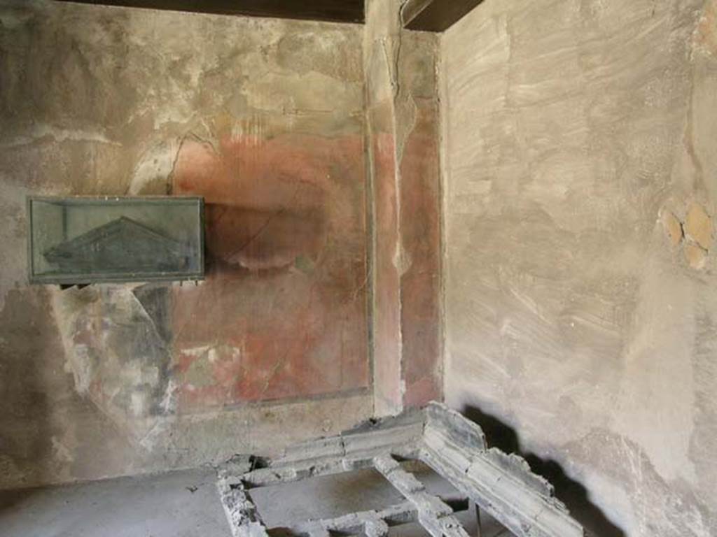 III. 13, Herculaneum. June 2005. Cubiculum 5, looking towards south-west corner of cubiculum. 
Photo courtesy of Nicolas Monteix.